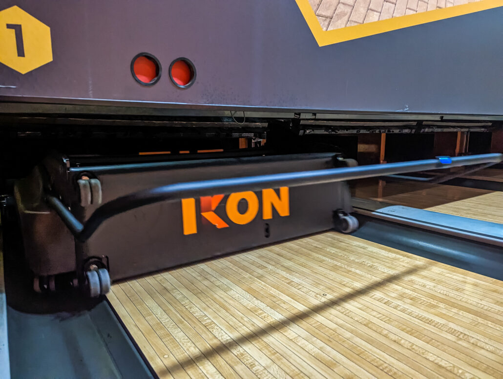 Profesionalios boulingo takelių tepimo mašinos Kegel IKON nuoma takelių paruošimui.